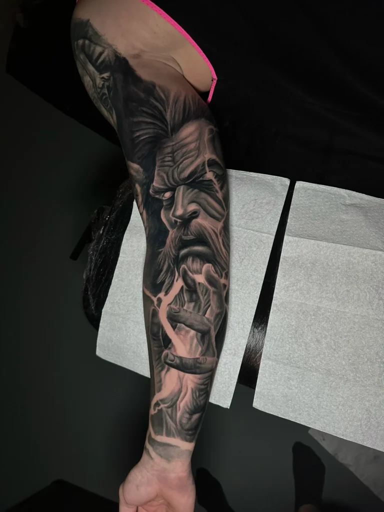 Der ultimative Guide für deine permanente Kunst: Welcher Tattoo Stil passt zu dir? 7 color and realism zeus arm sleeve latelier tattoo studio graz jannes