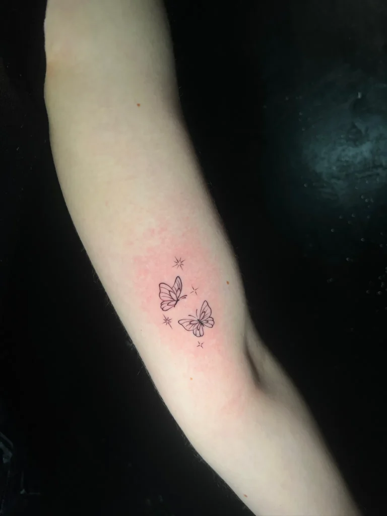 Der ultimative Guide für deine permanente Kunst: Welcher Tattoo Stil passt zu dir? 8 fineline tattoo of butterfly latelier graz by ruvens