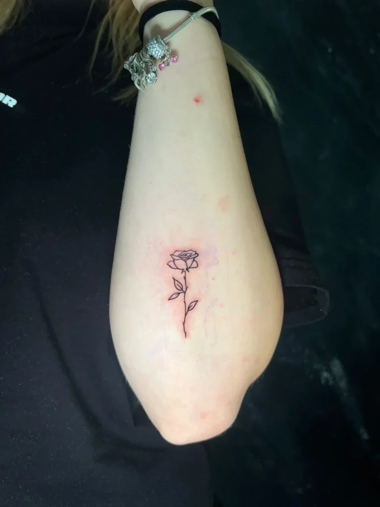 Der ultimative Guide für deine permanente Kunst: Welcher Tattoo Stil passt zu dir? 9 fineline tattoo of roze latelier graz by ruvens