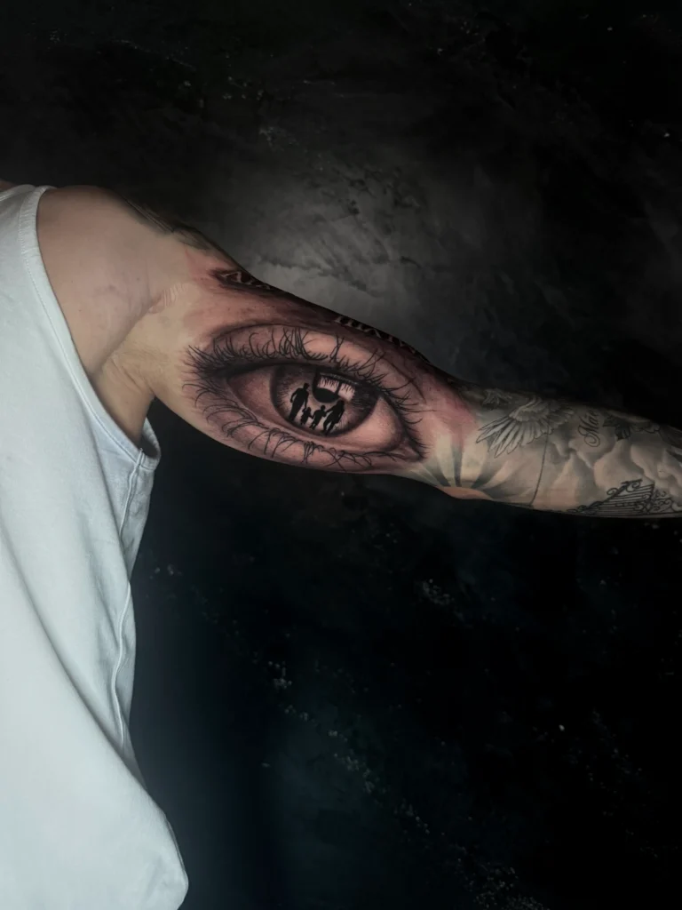 Der ultimative Guide für deine permanente Kunst: Welcher Tattoo Stil passt zu dir? 2 realismus tattoo of family on bicep latelier graz by ruvens